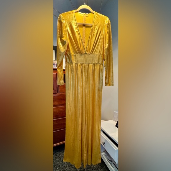 Elegant Gold Long Sleeve Jumpsuit-NWT-Size M - Picture 1 of 9